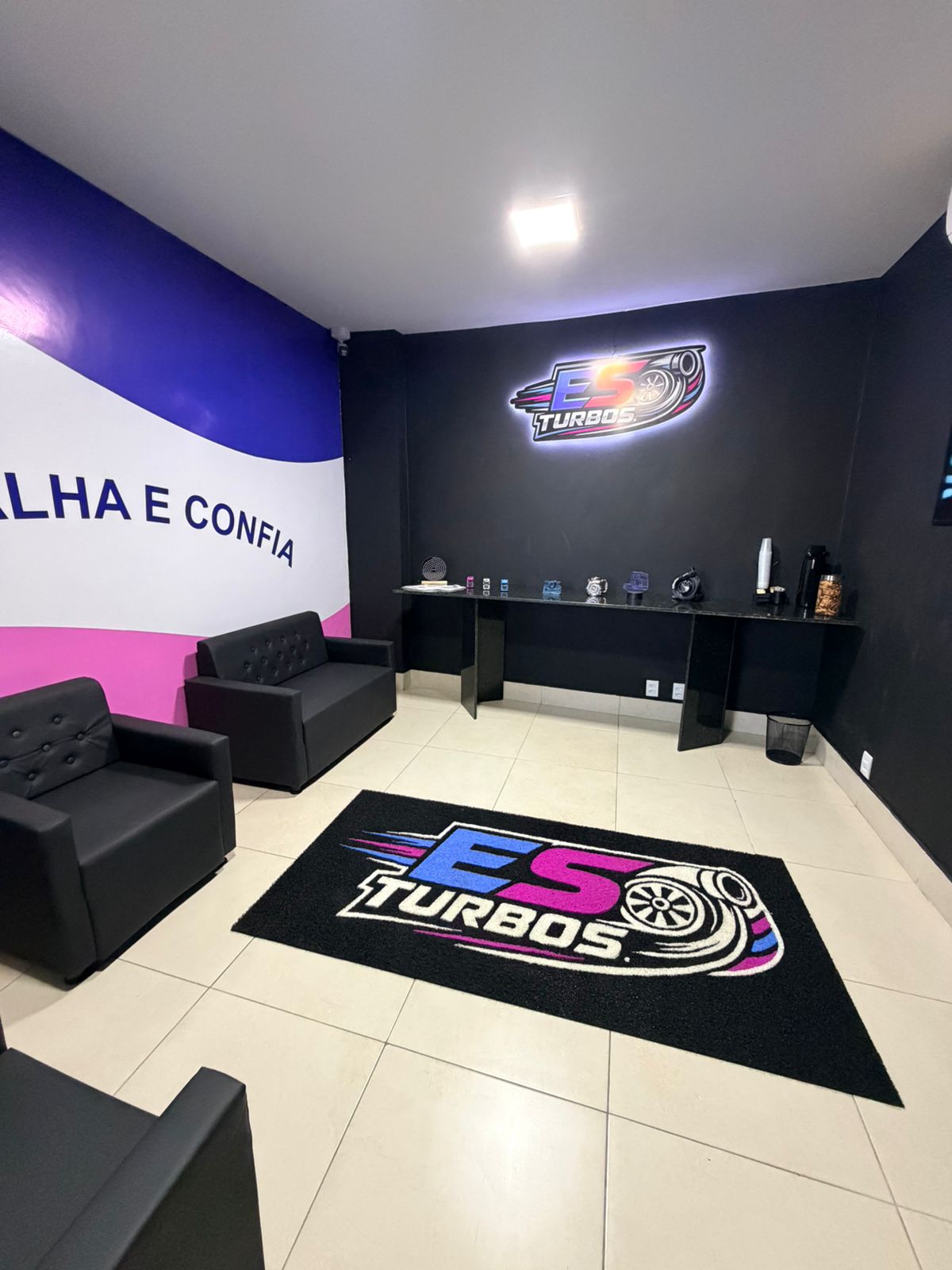 Sala de atendimento da ES Turbos com identidade visual da marca