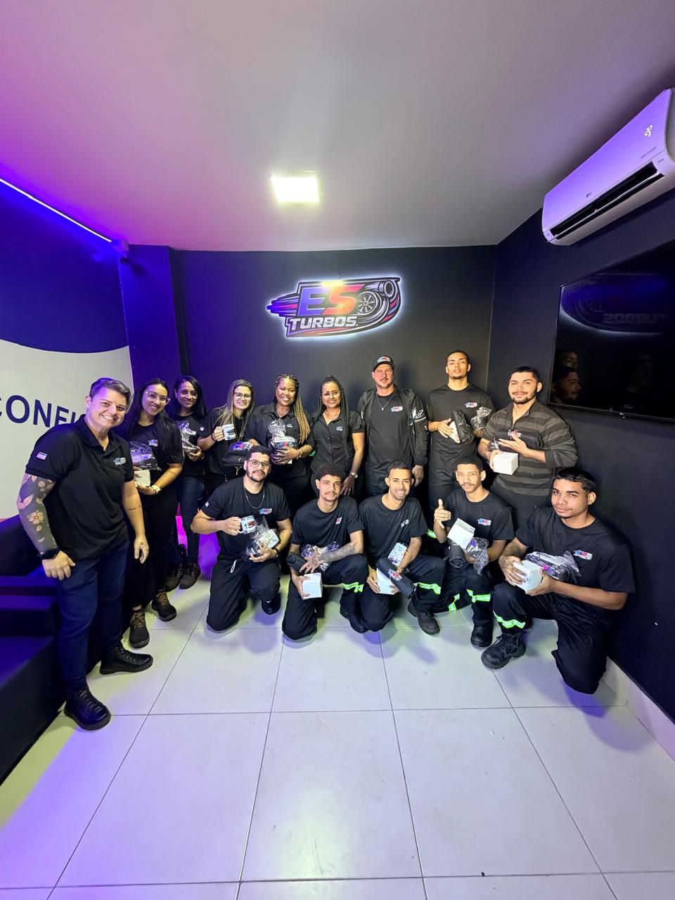 Equipe da ES Turbos reunida na sala de atendimento