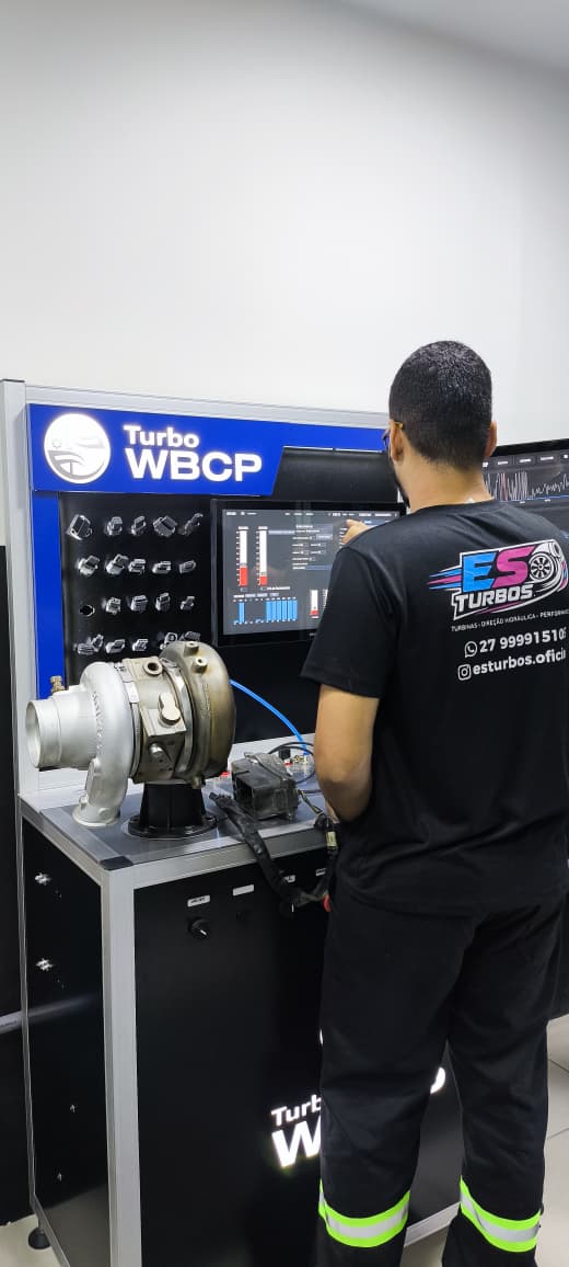 Técnico da ES Turbos em bancada de testes de turbina Turbo WBCP com monitor de diagnóstico
